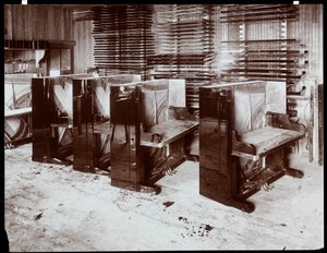 Építés alatt álló zongorák a Hardman, Peck und Co. gyárban, New York, 1907 (ezüst zselatin nyomat) alkotó: Byron Company