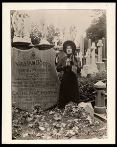 Eva Booth portréja apja, William Booth tábornok sírjánál, 1915 körül (ezüst zselatin nyomat)