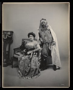 Egy azonosítatlan férfi és nő portréja a James Hazen Hyde Ball-on, New York, 1905. január 31. (ezüst zselatin nyomat)