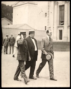 William Howard Taft elnök Arthur Twining Hadley professzorral, a Yale Egyetemről és egy másik férfival, 1900-20 (ezüst zselatin nyomat)