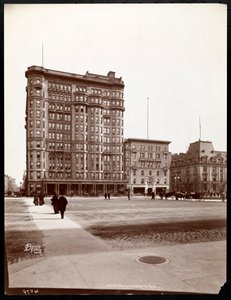 A Hotel Savoy az 59. utca és az 5. sugárút sarkán, a Central Park bejárata felől, New York, 1898 (ezüstzselatinos nyomat) alkotó: Byron Company