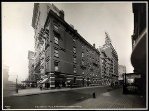 The Hotel Woodward, Broadway és 55th Street, New York, 1920 (ezüst zselatin nyomat) alkotó: Byron Company