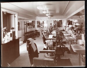 Fodrászat a Philadelphia Ritz-Carlton Hotelben, 1913 (ezüst zselatin nyomat) alkotó: Byron Company