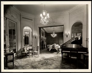 A XVI. Lajos lakosztály zeneszobája a Hotel St. Regisben, 1937 (ezüst zselatin nyomat)