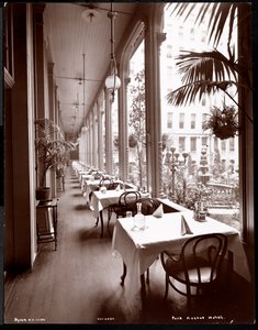 A Park Avenue Hotel verandája, 1901 vagy 1902 (ezüst zselatin nyomat) alkotó: Byron Company