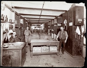 A Hotel Manhattan borospincéje, 1902 (ezüst zselatin nyomat)