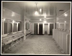 WC-k a Hotel Pennsylvaniában, 1918 (ezüst zselatin nyomat) alkotó: Byron Company
