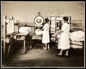 Két afro-amerikai nő zsák szennyest mér a Carolyn Mosodában, a 111 East 128th Street, East Harlem, New York, 1928 (ezüst zselatin nyomat)