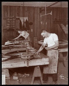 Két férfi dolgozik a Harrington Piano Co. gyárában, 1907 (ezüst zselatin nyomat)