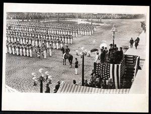 Eulalia spanyol hercegnő képe, amint áttekinti a 7. ezred menetét a Columbus Celebration Parade-on a Savoy Hotelben, New York, 1899 (ezüst zselatin nyomat) alkotó: Byron Company