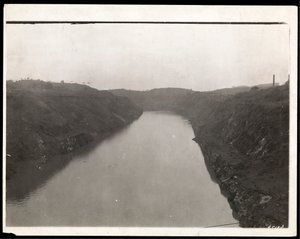 Kilátás a Panama-csatorna frissen ásott részének építkezés közben, 1912 vagy 1913 (ezüst zselatin nyomat) alkotó: Byron Company