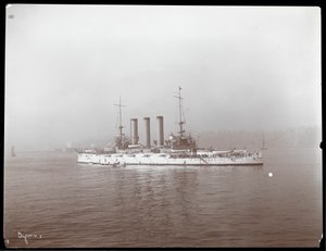 Kilátás egy katonai hajóra, feltehetően a Hudson folyón, West Point közelében, Lajos battenbergi herceg látogatásakor, 1905 (ezüst zselatin nyomat) alkotó: Byron Company
