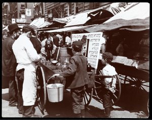 Gyermekek képe, akik italt vásárolnak egy árustól a Hester Streeten, New Yorkban, 1898 (ezüst zselatin nyomat)