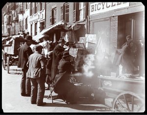 Utcai árusok képe, beleértve azt is, aki egzotikus helyek fényképes nézeteit mutatja egy kilátóban, a Bayard Streeten, New York, 1898 (ezüst zselatin nyomat)