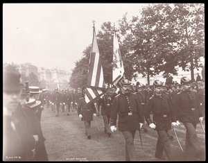 A bostoni ókori tüzérség képe felvonuláson Londonban, Angliában, 1897 (ezüst zselatin nyomat)