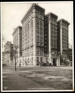 Kilátás a Hotel Majesticre a 72. utcában a Central Park West túloldaláról, New York, 1920 (ezüst zselatin nyomat) alkotó: Byron Company