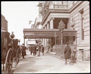 Kilátás a Hotel Manhattanre a 42. utcában és a Madison Avenue-n, New Yorkban, 1900 vagy 1901 (ezüst zselatin nyomat) alkotó: Byron Company