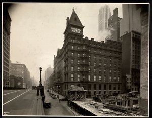 Kilátás a Murray Hill Hotelre, Park Avenue és 40th Street, New York, Park Avenue viaduktról, 1931 (ezüst zselatin nyomat) alkotó: Byron Company