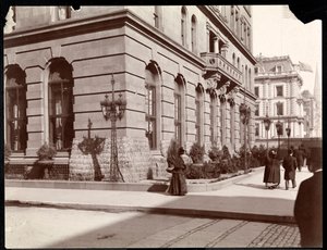 Kilátás a Waldorf Astoria Hotelre és a J. J. Astor rezidenciára az 5th Avenue mentén, a 33. és a 34. utcában, New York, 1895 (ezüst zselatin nyomat)