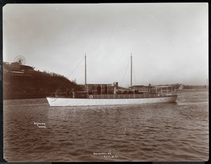 Kilátás a Mousquetaire of the New York Yacht, Launch und Engine Co. jachtról a Harlem folyón, New York, 1905 (ezüst zselatin nyomat) alkotó: Byron Company
