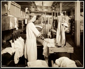 Nők, akik zsákokat jelölnek meg a Carolyn Laundry-ban a 111 East 128th Street, East Harlem, New York államban, 1928 (ezüst zselatin nyomat)