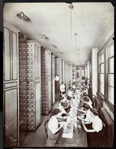 Egy irattárban dolgozó nők férfi felügyelete alatt a Metropolitan Life Insurance Co.-nál, a 23rd Street és Madison Avenue, 1907 (ezüst zselatin nyomat)