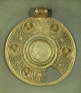 Arany kör alakú medalion: I. Nagy Konstantin (i.sz. 270-337) solidusa Sirmiumban ütődik i.sz. 321-ben, opus interrasile keretben, 5 domborműves mellszobra díszítve. Kr.u. 4. század. V 0,092 m Párizs, Musee du Louvre alkotó: Byzantine