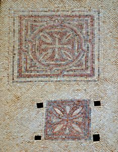 Keresztek részlete a bizánci templom mozaikpadlójáról Shohamban, Izraelben, Kr.u. 5. században (mozaik) alkotó: Byzantine Byzantine