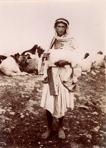 Bárányt cipelő pásztorfiú, 1894-1914 körül alkotó: C.A. Hornstein