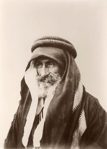 Khalil Senaah sejk portréja (fali háttér előtt) Kerakban, 1895-99 körül.