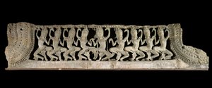 A khmer művészet (Távol-Kelet). Alsó orom-regiszter: kilenc táncoló apsara. Alacsony dombormű gresben, 12. század vége - 13. század eleje. Bayon stílus. Kambodzsából, a Bayon templomból. Párizs, Musee Guimet – Musee national des Arts Asians.