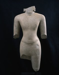 Egy istenség torzója (valószínűleg Visnu), c. 7. század (homokkő)