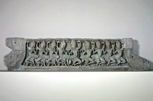 Kilenc táncoló spárát ábrázoló oromfal, 12. század végi – 13. század eleji, Bayonból, Angkor Thomból (homokkő)