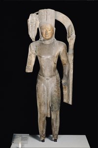 Harihara álló szobra, Phnom Da stílus, Angkor Boreiből (homokkő)