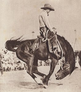 Cowboy lovagol egy bakancsos broncón (fekete-fehér fotó)