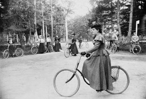 Hannah Maynard és mások kerékpároznak a Beacon Hill Parkban, Victoria államban, 1895 körül