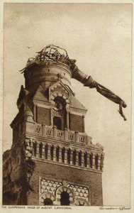 Az Albert-székesegyház felfüggesztett szobra, Franciaország, I. világháború (fekete-fehér fotó) alkotó: Canadian Photographer