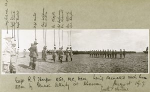 Allenby tábornok kitünteti Harper kapitányt a D.C.M. kitüntetéssel egy ünnepségen Abassanban, Dél-Palesztinában, 1917 augusztusában. alkotó: Capt. Arthur Rhodes