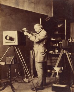 [Önarckép egy kollódiumlemezt előkészítve] alkotó: Capt. Horatio Ross