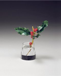 Holly spray keskenyedő vázában, 1890 körül alkotó: Carl Fabergé