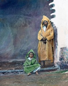 Marokkó, mór kereskedő kisfiával, a kép dátuma: 1910 körül. Carl Simon Archívum
