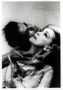 Martha Graham (1894-1991) és Bertram Ross (1920-2003) a "Visionary Recital" című előadásban, 1961. június 27. (zselatinos ezüstnyomat)