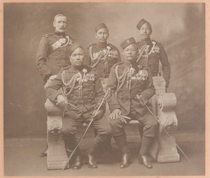 King indián rendi tisztjei a Gurkha ezredekből