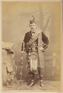 Skót viseletet hordó férfi portréja alkotó: Carleton Watkins