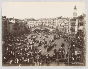 Gondola-verseny a velencei Canal Grande-n, a Rialto-híd közelében