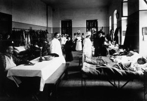 Díszített szalon egy kórházban háborús sebesültekkel, orvosokkal, Vöröskeresztes nővérekkel és látogatókkal (f/w fotó)