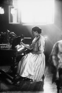 Portré Wanda-ról, aki egy asztalnál ül a macskájával, Trieszt, 1910 körül (üvegtányér)