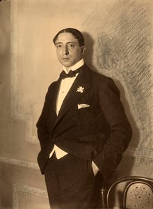 Luigi Barzini újságíró portréja hivatalos öltözékben
