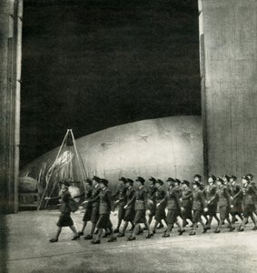 Az A Balloon Centerben, 1943. alkotó: Cecil Beaton