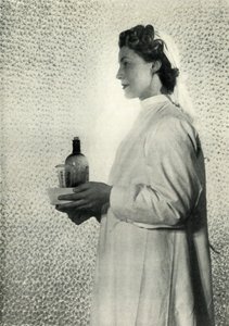 Ápolási Rendelő, c1943. alkotó: Cecil Beaton